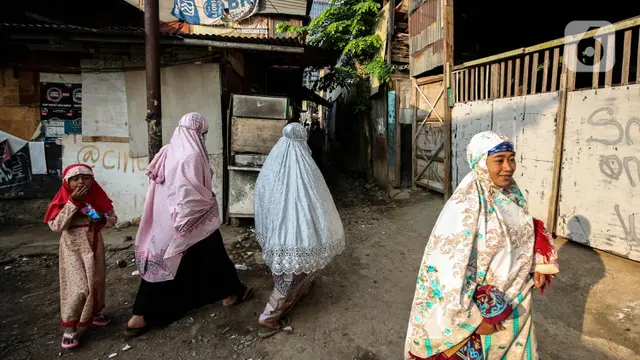Warga Berlebaran Diantara Reruntuhan di Pancoran