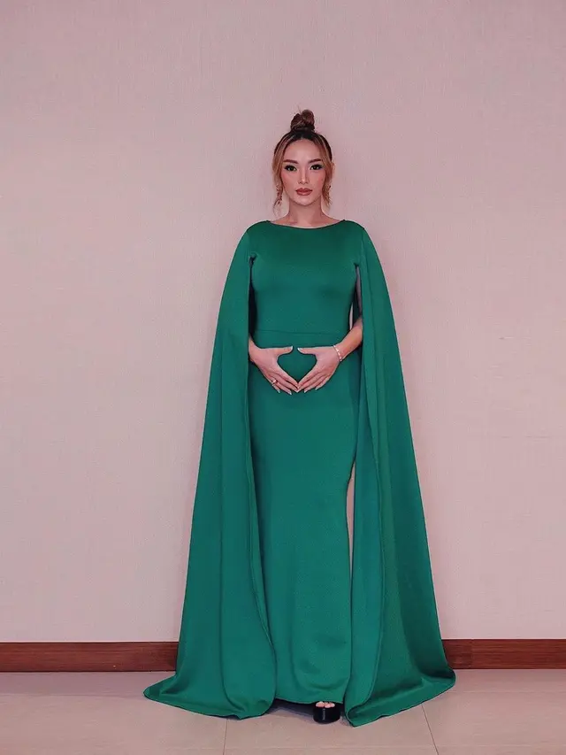 6 Potret Zaskia Gotik Pamer Baby Bump yang Makin Membesar saat Manggung
