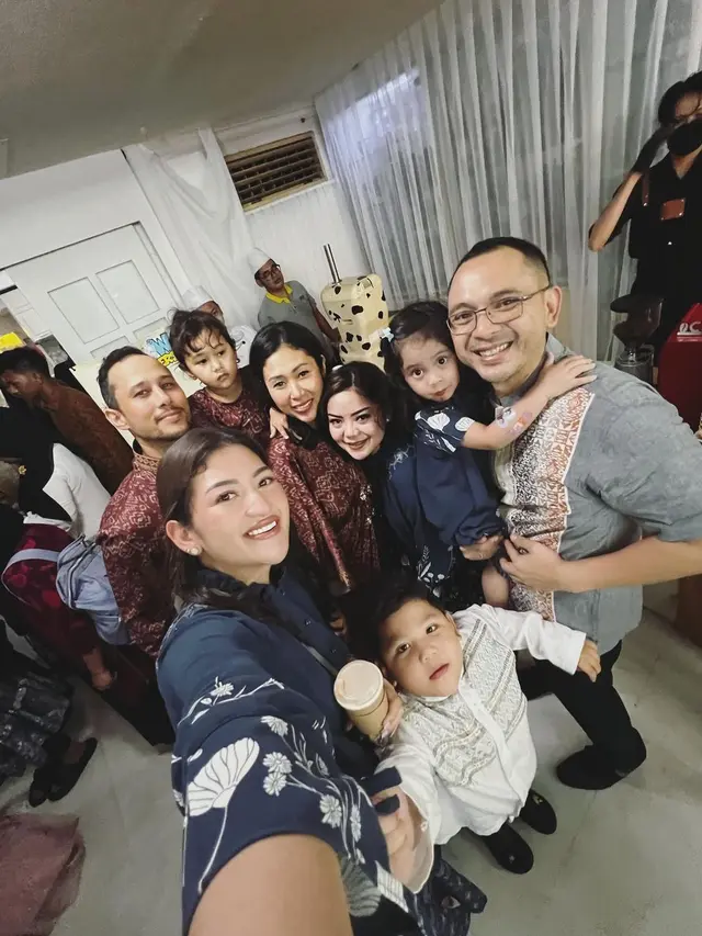 8 Momen Kumpul Lebaran Keluarga Cendana, Ada Tata Cahyani yang Jadi Sorotan