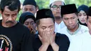 Isak tangis mengiringi ke peristirahatan terakhir H. Mansyur, ayah Narji. Anak, cucu saudara dan kerabat Narji Cagur turut memberi penghormatan terakhirnya. (Adrian Putra/Bintang.com)