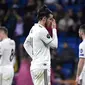 Ekspresi Gareth Bale usai Real Madrid tumbang pada laga leg kedua, babak 16 besar Liga Champions yang berlangsung di Stadion Santiago Bernabeu, Madrid, Rabu (6/3). Real Madrid kalah 1-4 kontra Ajax. (AFP/Gabriel Bouys)