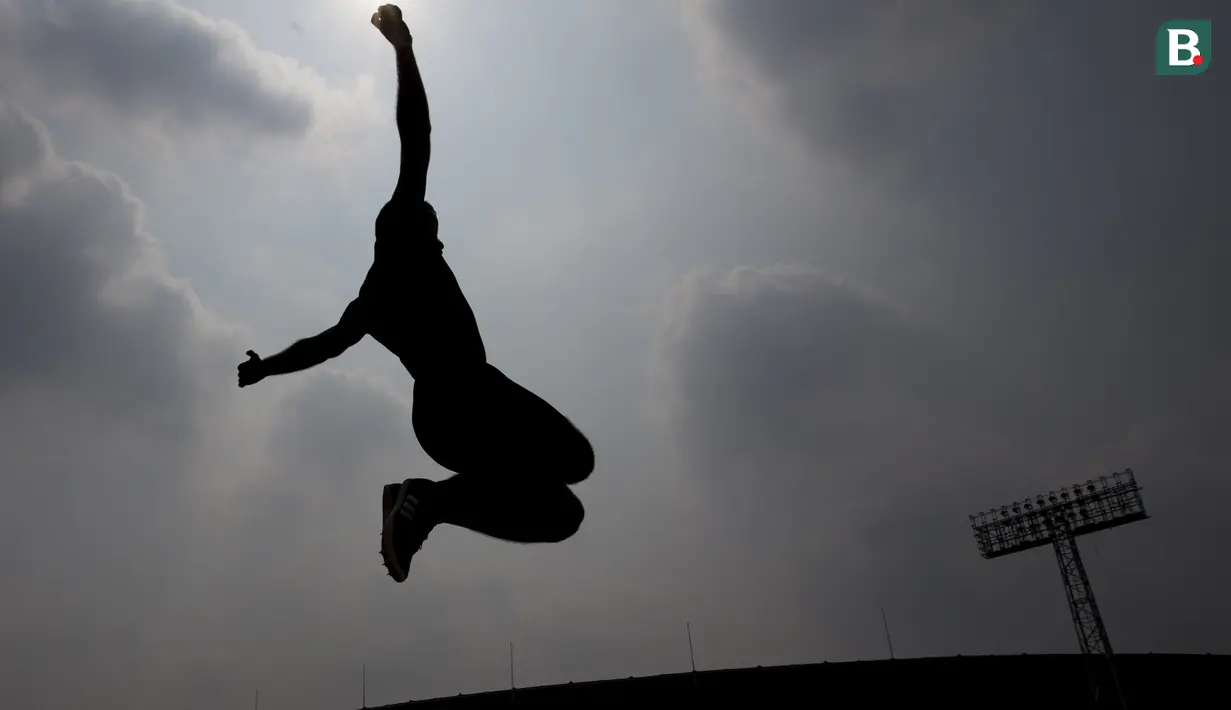 Seorang atlet Srilangka melakukan lompatan saat latihan di Stadion Madya Senayan, Jakarta, Selasa (3/10/2018). Latihan ini merupakan persiapan jelang Asian Para Games. (Bola.com/Vitalis Yogi Trisna)