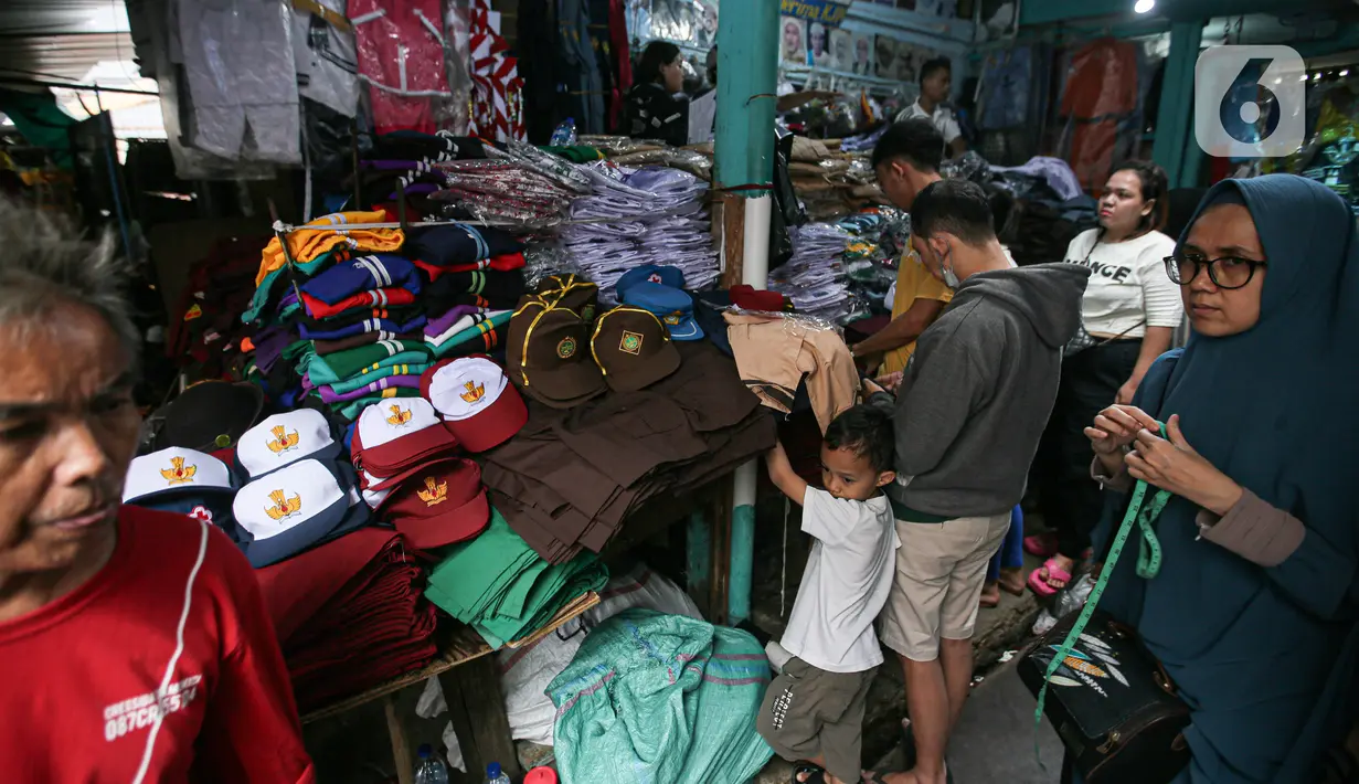 Sebagian besar orangtua siswa membeli seragam sekolah satu pasang, celana dan baju. (Liputan6.com/Faizal Fanani)