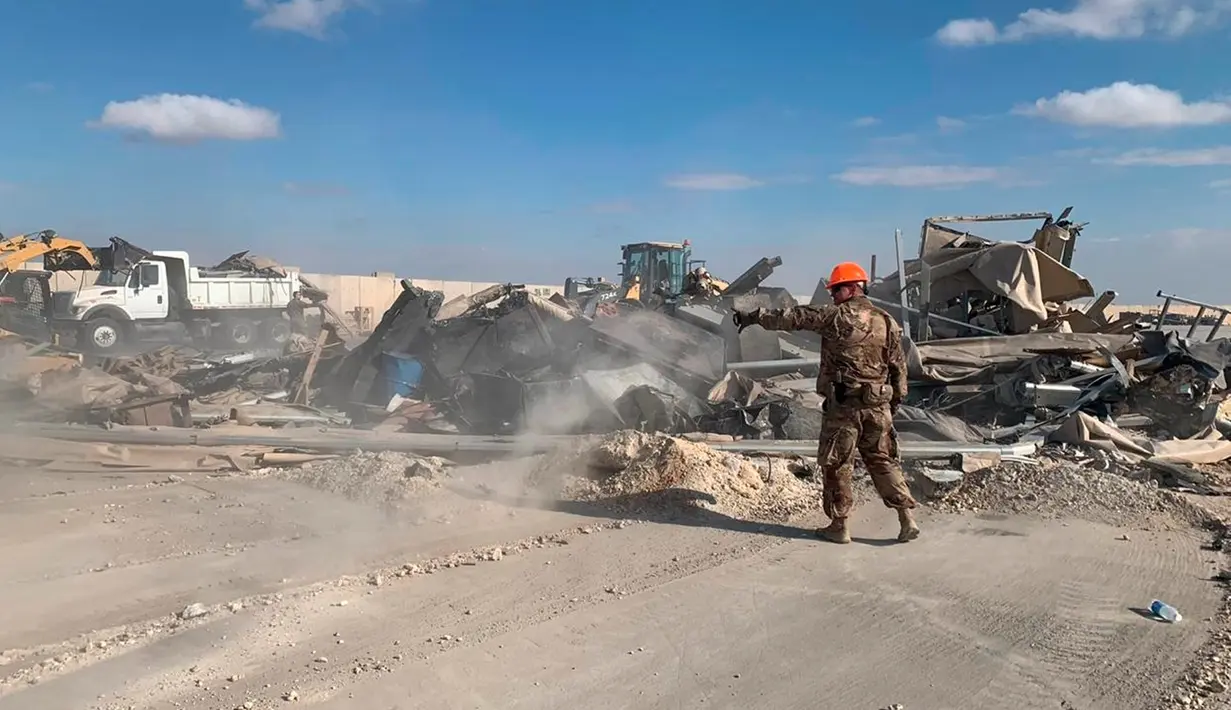 Tentara AS membersihkan puing-puing dari bekas pemboman Iran di pangkalan udara Ain al-Asad, Anbar, Irak, Senin (13/1/2020). Iran menghujani pangkalan militer AS tersebut dengan rudal sebagai balasan atas kematian Jenderal Qasem Soleimani. (AP Photo/Ali Abdul Hassan)