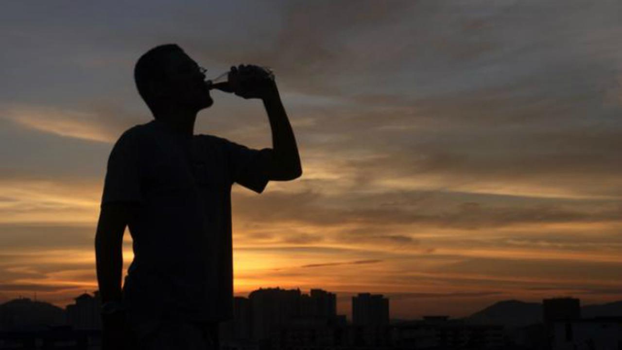 Ilustrasi orang meminum air 