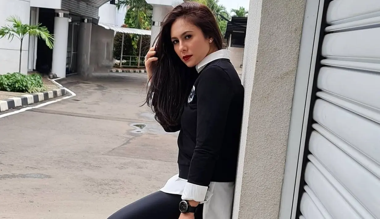 Tampil preppy dengan outfit hitam-putih dan legging hitam, Wulan Guritno berpose sambil menenteng Bottega Veneta Pouch (Color Nero) yang harganya diperkirakan sekitar Rp50,1 jutaan. Foto: Instagram.