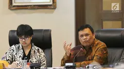 Dosen Pascasarjana Univ Pelita Harapan Dr. Emrus (kanan) memberi penjelasan saat diskusi publik di kantor staff presiden, Jakarta, Kamis (7/9). Dalam diskusi publik tersebut membahas Bhineka Tunggal Ika Penghuni 'rumah' NKRI. (Liputan6.com/Angga Yuniar)