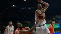 Aksi Borisa Simanic di FIBA World Cup 2023 ketika melawan China (AFP)