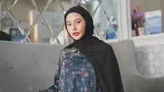 Dara Arafah belakangan ini selalu konsisten memakai hijab. Gaya penampilannya pakai hijab ini sukses membuat selebgram hits ini kian cantik. Hijab hitam menyempurnakan penampilan Dara Arafah yang dipuji netizen semakin memesona. (Liputan6.com/IG/@daraarafah)