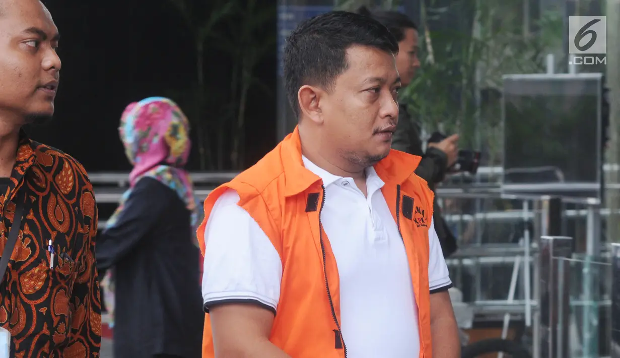 Staf Kemenpora Eko Triyanto (kanan) tiba di Gedung KPK, Jakarta, Rabu (23/1). Diduga, pengajuan dan penyaluran dana hibah dari Kemenpora ke KONI sebagai akal-akalan. (Merdeka.com/Dwi Narwoko)