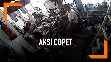 Empat wanita terekam cctv saat mencopet di sebuah pasar. Modusnya, keempat wanita ini berpura-pura menjadi pembeli dan memepet korbannya.