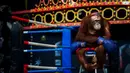 Seekor Orangutan mengenakan sarung tinju dan celana Muay Thai sebelum bermain kickboxing di Safari World di Minburi, Bangkok, Thailand, (13/9/2015). (EPA/Diego Azubel)