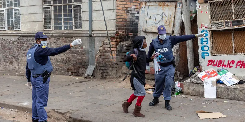 FOTO: Afrika Selatan Lockdown, Polisi dan Tentara Patroli di Jalanan