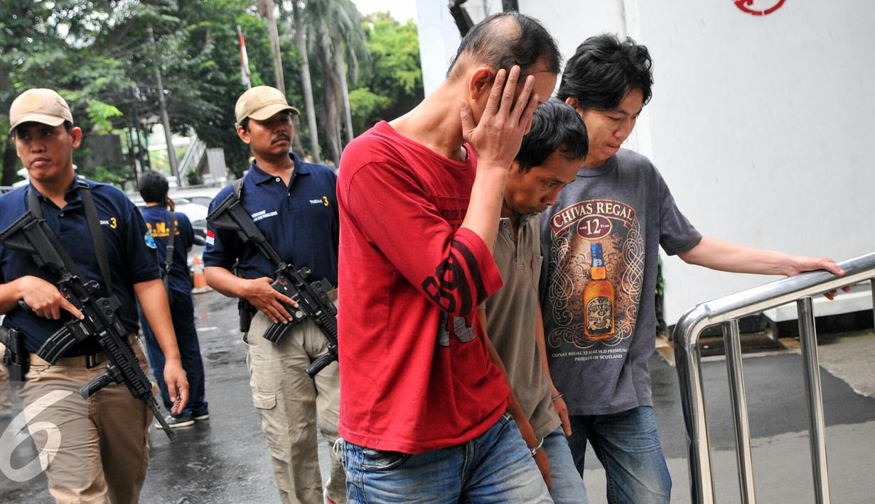 Tersangka dihadirkan saat rilis pengrebekan gudang narkoba jaringan lapas di kantor BNN,  Cawang, Jakarta, Rabu (15/6). BNN dan Bea Cukai berhasil membongkar gudang narkoba jaringan lapas dengan barang bukti 40kg sabu kristal. (Liputan6.com/Yoppy Renato)