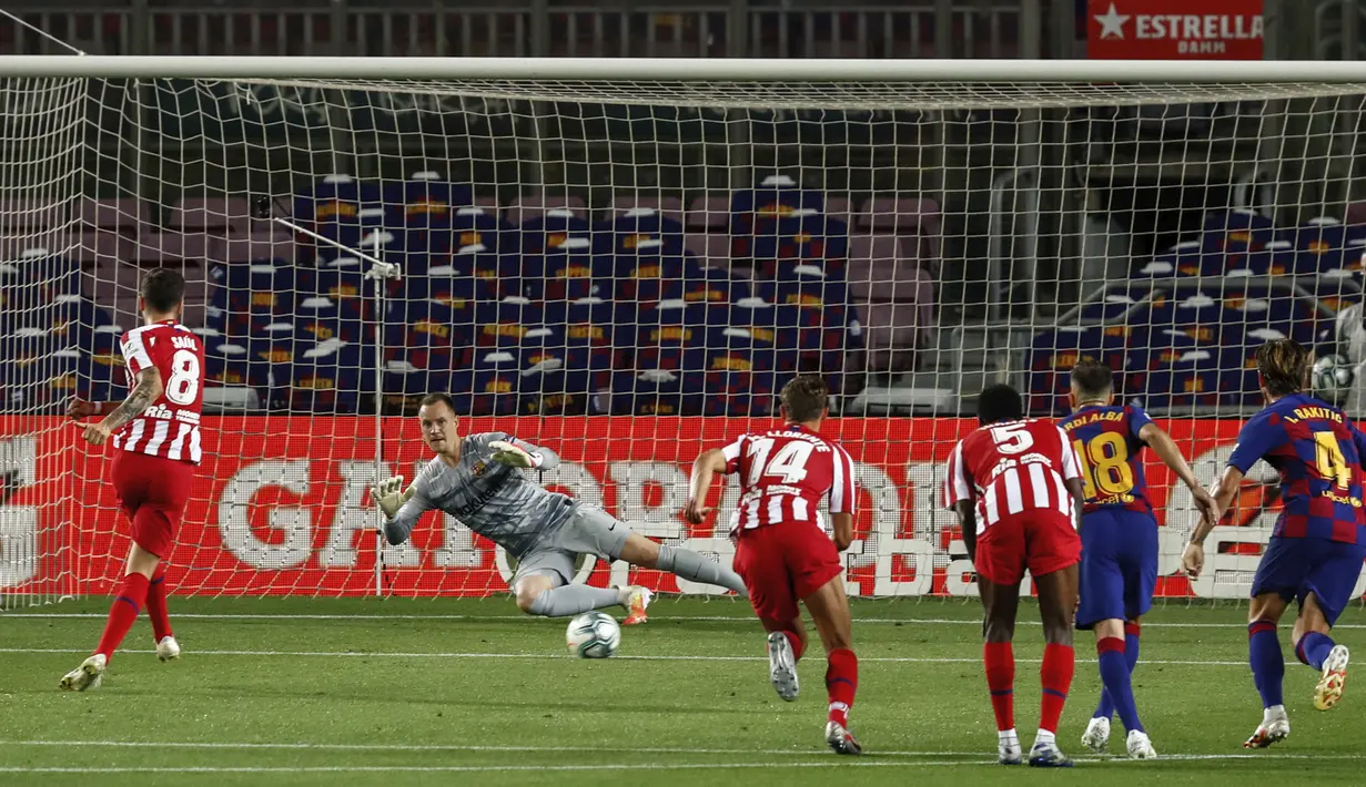 Pemain Atletico Madrid Saul mencetak gol ke gawang Barcelona pada pertandingan La Liga di Stadion Camp Nou, Barcelona, Spanyol, Selasa (30/6/2020). Barcelona bermain imbang 2-2 melawan Atletico Madrid. (AP Photo/Joan Monfort)