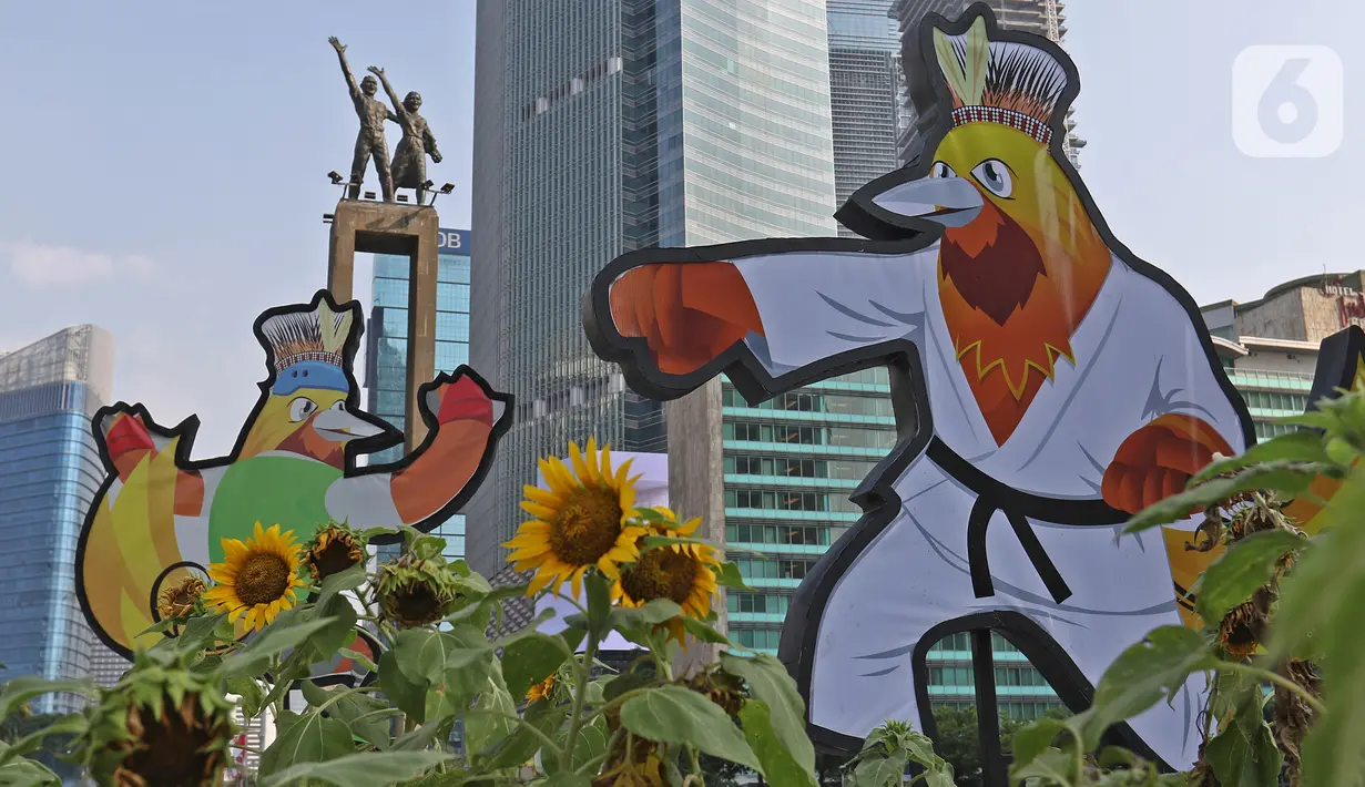 Maskot dan slogan Pekan Olahraga Nasional (PON) XX Papua terpasang di Bundaran Hotel Indonesia, Jakarta, Jumat (16/07/2021). Presiden Joko Widodo memastikan PON XX Papua tetap akan berlangsung pada 2-15 Oktober 2021. (Liputan6.com/Herman Zakharia)