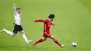 Penyerang Bayern Munchen, Leroy Sane, mencetak gol ke gawang Moenchengladbach pada laga Liga Jerman di Allianz Arena, Sabtu (8/5/2021). Bayern Munchen menang enam gol tanpa balas. (AP/Matthias Schrader, Pool)