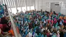 Suasana tausiah pendakwah Dedeh Rosidah atau lebih dikenal Mamah Dede mengenai musibah di Indonesia di Masjid al i'tisom, Ciputat, Senin (15/10). Tausiah ini dihadiri ribuan jamaah dari berbagai daerah. (Merdeka.com/Arie Basuki)
