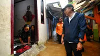 Penjabat (Pj) Gubernur Jawa Barat (Jabar), Bey Machmudin, meninjau langsung lokasi banjir di wilayah Dayeuhkolot, Kabupaten Bandung, Sabtu (25/1/2025), untuk memastikan penanganan cepat dan solusi komprehensif bagi warga terdampak. (sumber foto: Biro Adpim Jabar).