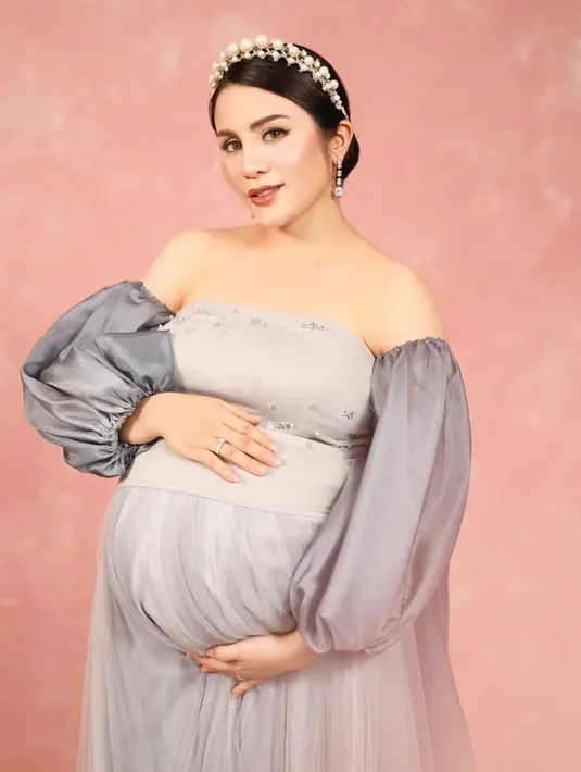 Pada saat melakukan maternity shoot, Momo Geisha juga terlihat menggunakan model rambut yang sederhana. Ditata dengan cukup rapi, tatanan rambut mantan vokalis Geisha dengan sebuah tiara ini juga jadi sorotan. (Liputan6.com/IG/@therealmomogeisha)
