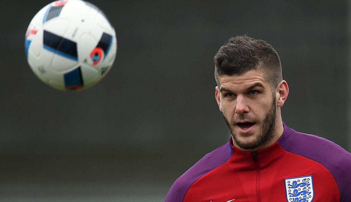 Kiper Southampton, Fraser Forster, menjadi starter menggantikan Jack Butland saat melawan Jerman di Olympiastadion, Berlin, Minggu (27/3/2016) dini hari WIB. (AFP/Paul Ellis)