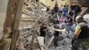 Tentara mencari korban selamat setelah ledakan besar di Beirut, Lebanon, Rabu (5/8/2020). Ledakan yang mengakibatkan puluhan orang tewas dan ribuan lainnya terluka tersebut meratakan pelabuhan dan merusak bangunan di seluruh Beirut. (AP Photo/Hassan Ammar)