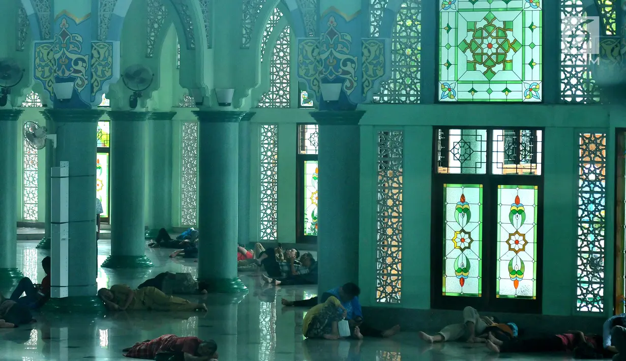 Suasana di dalam Masjid Raya Al-A'zhom saat Ramadan, Tangerang, Selasa (30/5). Masjid dengan warna dominan biru langit ini mampu menampung jamaah sebanyak 15.000 orang. (Liputan6.com/Helmi Afandi)