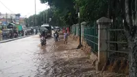 Banjir Merendam Halte Pasar Induk Kramat Jati dan Lampu Merah Pasar Hek, Jalan Pondok Gede, Jakarta Timur. (Foto: Merdeka.com)