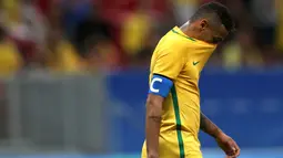 Neymar tertunduk lesu usai pertandingan melawan Irak di Olimpiade Rio 2016 di Stadion Mane Garrincha, Senin (8/8). Tampil dominan, Brasil tak berhasil mencetak gol seperti saat menghadapi Afrika Selatan di laga sebelumnya. (REUTERS/Ueslei Marcelino)