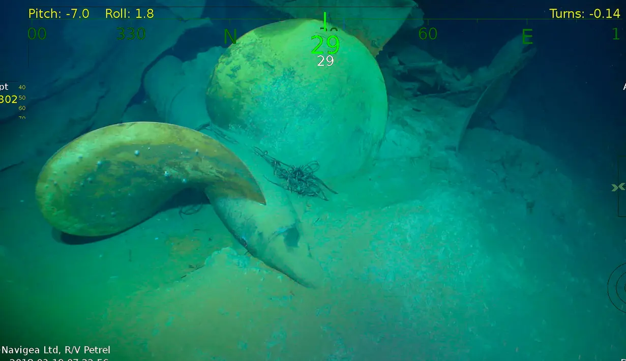 Baling-baling bagian dari bangkai kapal induk AS, USS Juneau, dari era Perang Dunia II di dekat perairan Kepulauan Solomon, 19 Maret 2018. Kapal itu merupakan salah satu pasukan AS dalam pertempuran guadal-kanal, pada 1942 silam. (Paul G. Allen via AP)