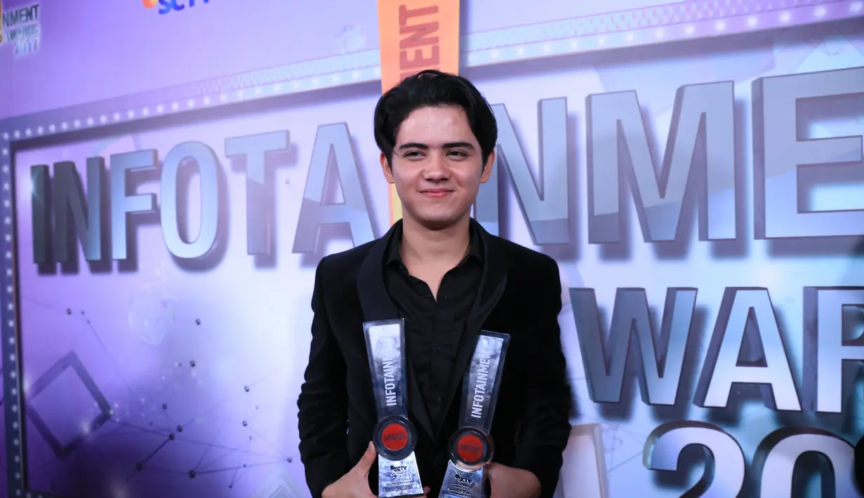 Ajang tahunan yang digelar oleh SCTV itu, Aliando Syarief menyabet penghargaan sebagai Selebriti Pria Paling Fashionable dan Selebriti Sosmed Paling Eksis. (Adrian Putra/Bintang.com)