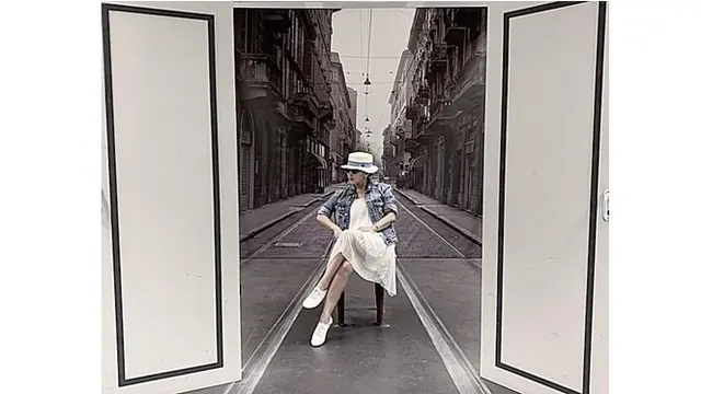 Sebelum ke Capri, Syahrini sempat mampir ke Milan. Ia mengenakan dress putih yang dipadukan dengan jaket jeans, cetar banget.