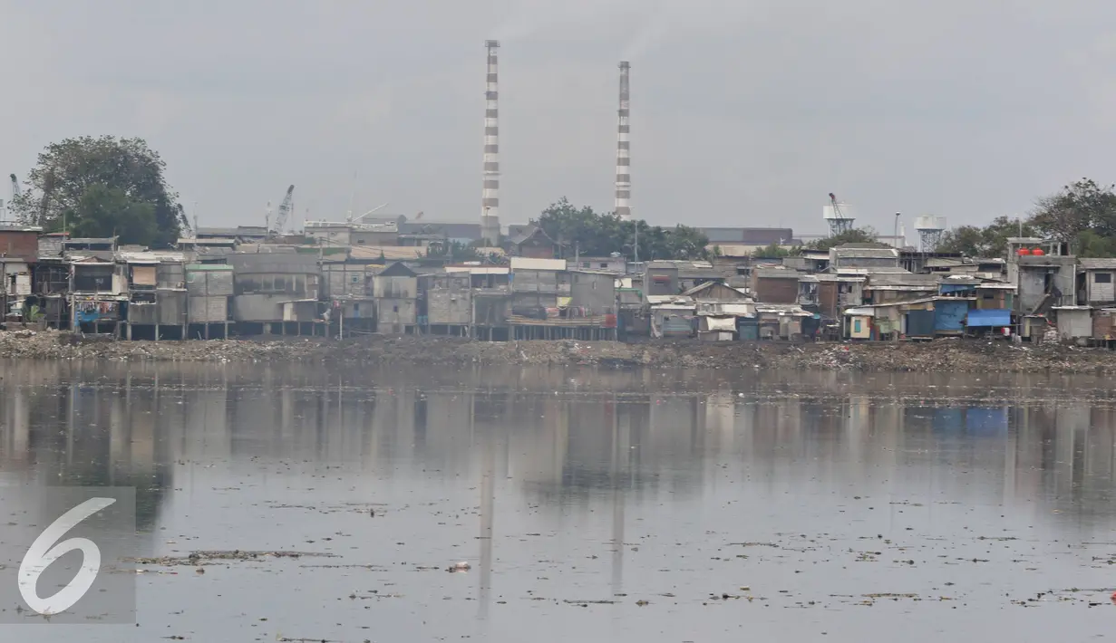 Sejumlah rumah masih berdiri di bantaran Waduk Pluit, Jakarta, Minggu (1/5). Masih banyaknya pemukiman kumuh di sekitar waduk membuat kawasan tersebut terlihat kurang tertata rapi, meskipun telah dibangun taman. (Liputan6.com/Immanuel Antonius)