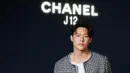 Prin Suparat mengenakan blazer tweed hitam dipadukan inner t shirt putih serta celana hitam. Ia mengenakan jam tangan hitam Chanel. Dok.CHANEL