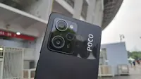 Tampak belakang POCO X5 Pro 5G yang dikabarkan akan segera rilis di Indonesia. (Liputan6.com/Dinda Charmelita Trias Maharani)