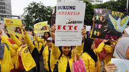 Dalam aksi tersebut, mereka menuntut pemerintah segera melakukan upaya percepatan aksesi, penandatanganan dan meratifikasi FCTC guna mengatasi globalisasi epidemi tembakau , Jakarta, Minggu (30/11/2014). (Liputan6.com/Faizal Fanani) 