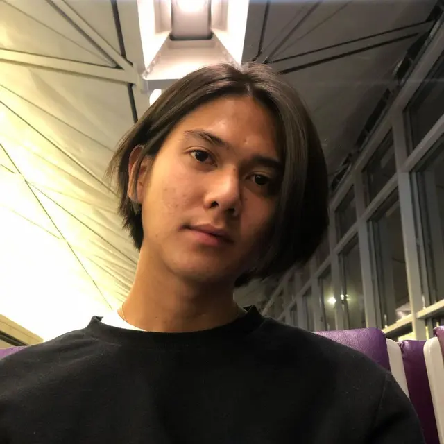 Pesona Seleb Pria dengan Rambut Gondrong