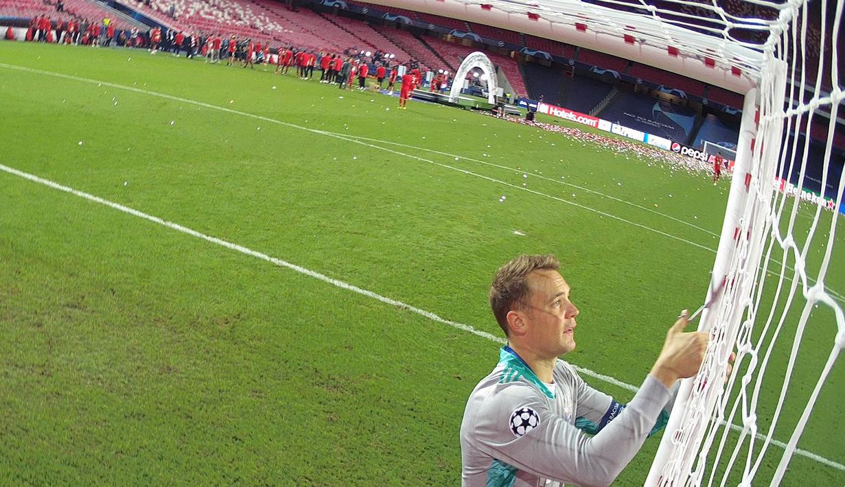 Kiper Bayern Munchen, Manuel Neuer, menggunting jaring gawang usai menjuarai Liga Champions di Stadion The Luz, Portugal, Senin (24/8/2020). Bayern Munchen berhasil menjadi juara usai menaklukkan PSG 1-0. (Lluis Gene/Pool via AFP)