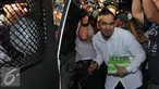 Pedangdut Saipul Jamil saat akan memasuki mobil tahanan usai menjalani pemeriksaan di KPK, Jakarta, Kamis (21/7). Saipul diperiksa sebagai saksi kasus dugaan suap kepada panitera PN Jakarta Utara terkait putusan perkaranya. (Liputan6.com/Helmi Afandi)