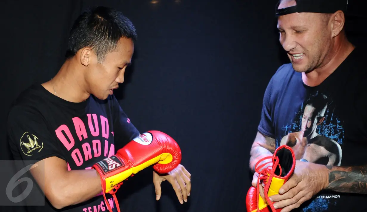 Petinju Indonesia, Daud Yordan (kiri) menjajal sarung tinju usai melakukan timbang badan di Jakarta, Kamis (4/2/2016). Daud akan melawan Yoshitaka Kato dalam laga kelas ringan WBO, Jumat (5/2). (Liputan6.com/Helmi Fithriansyah)