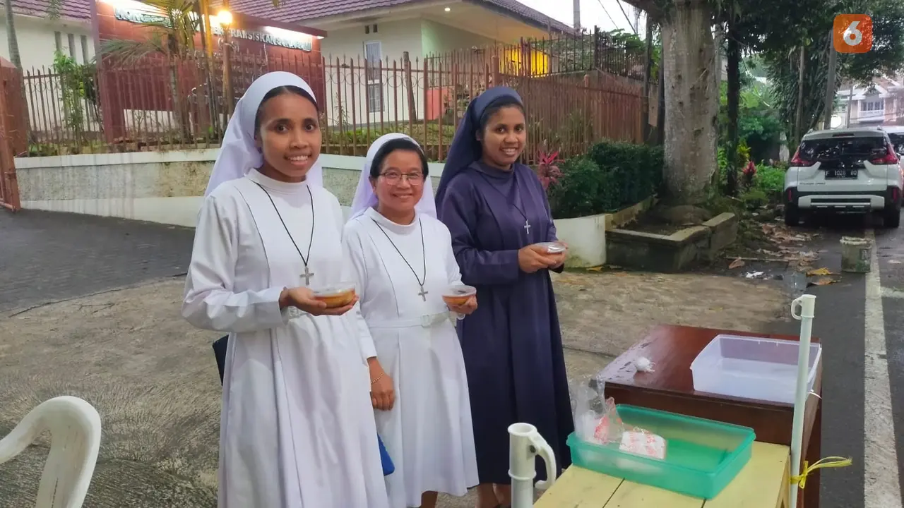 Biarawati dari Komunitas Kongregasi Suster Fransiskan Sukabumi saat berjuakan takjil di bulan Ramadan (Liputan6.com/Fira Syahrin).