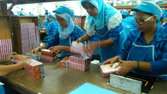 Semangat ribuan pekerja PT Djarum melinting, merapikan, dan mengepak jutaan batang rokok. (Fiki/Liputan6.com)
