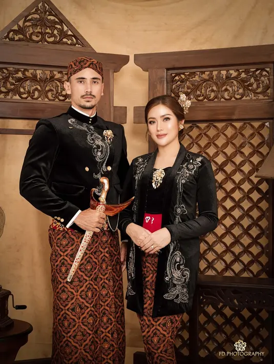 Keharmonisan keluarga ini semakin terpancar dengan latar belakang yang dipilih. Lokasi pemotretan yang menggunakan dekorasi klasik dengan sentuhan budaya Jawa, seperti ukiran kayu dan ornamen tradisional, semakin memperkuat kesan tradisional namun tetap elegan. Setiap detail dalam pemotretan ini dirancang dengan cermat, sehingga menghasilkan foto yang tidak hanya indah dipandang, tetapi juga penuh makna. 
 (Liputan6.com/IG/@inijedar)