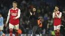 Pelatih Arsenal Mikel Arteta (tengah) berjalan sambil bertepuk tangan usai pertandingan melawan Manchester City pada putaran keempat Piala FA di Stadion Etihad di Manchester, Inggris, Sabtu (28/1/2023). Kekalahan ini membuat Arsenal gagal lolos ke putaran kelima Piala FA 2022-2023. (AP Photo/Dave Thompson)