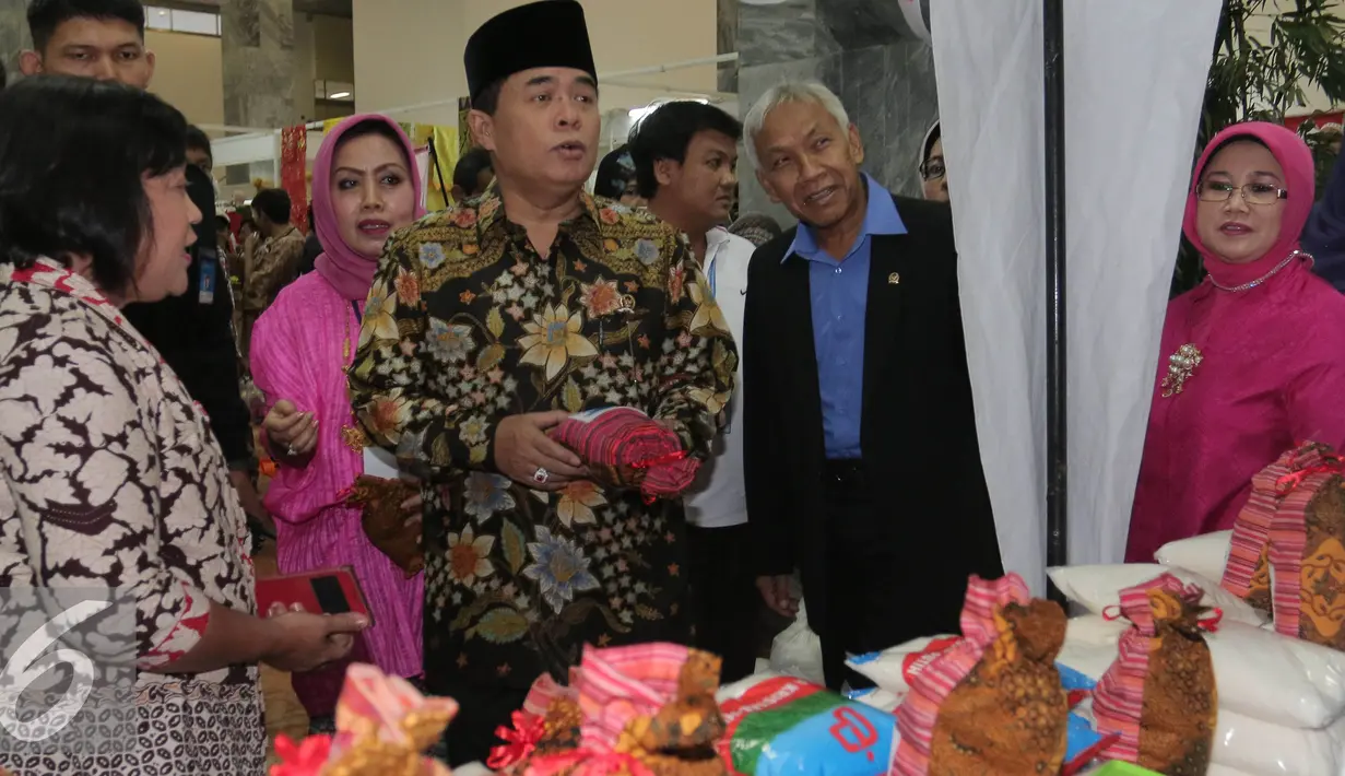 Ketua DPR Ade Komarudin (kanan) meninjau salah satu stand di Bazar Murah yang digelar PIA di Komplek Parlemen Senayan, Jakarta, Rabu (22/4). Bazar tersebut diikuti oleh 100 stan dari para pelaku UMKM dan CSR perusahaan besar (Liputan6.com/Johan Tallo) 