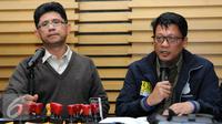 Wakil Ketua KPK Laode M Syarif (kiri) dan Kombes (Pol) Krishna Murti saat menggelar konferensi pers di KPK, Jakarta, Jumat (22/7). Seorang lelaki yang mengaku anggota KPK ditangkap karena telah menipu seorang anggota DPRD Medan.(Liputan6.com/Helmi Afandi)