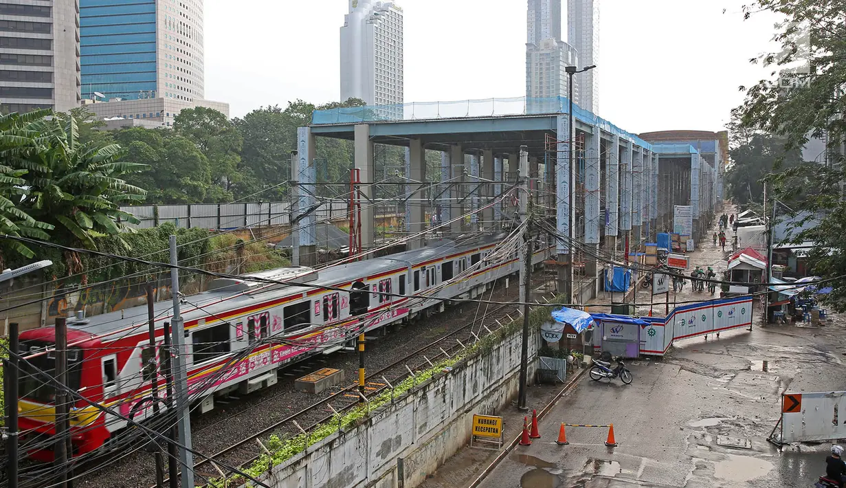 Suasana pembangunan proyek Stasiun Sudirman Baru di Jakarta, Minggu (23/7). Proyek tersebut merupakan salah satu dari 5 stasiun yang dibangun khusus untuk menunjang Kereta Bandara Soetta. (Liputan6.com/Immanuel Antonius)