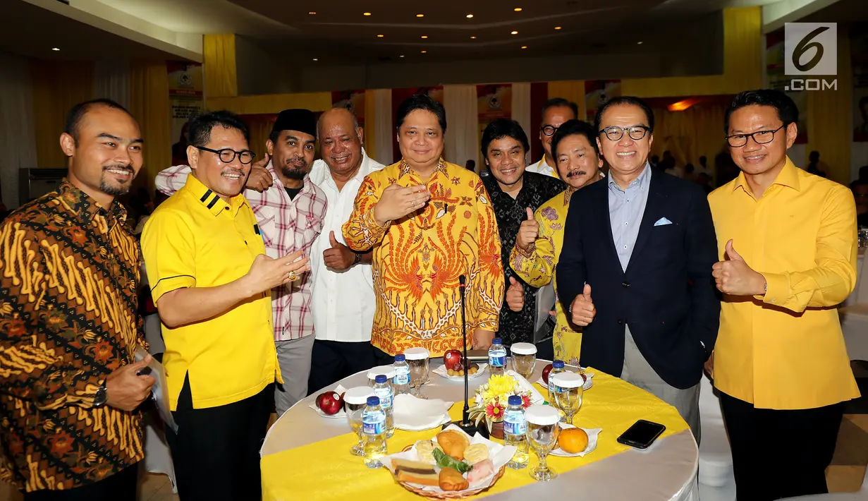 Ketua Umum Partai Golkar Airlangga Hartarto (tengah) bersama sejumlah musisi dalam diskusi panel di Kantor DPP Partai Golkar, Jakarta, Kamis (22/2). Acara ini bertajuk "Eksistensi LMK dan LMN dalam Industri Musik Indonesia". (Liputan6.com/JohanTallo)