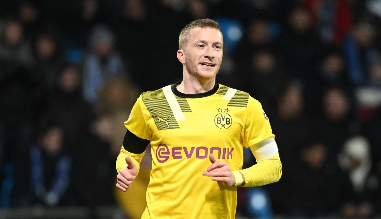 Selebrasi pemain Borrusia Dortmund, Marco Reus setelah mencetak gol ke gawang VfL Bochum dalam pertandingan Piala Jerman DFB Pokal, Rabu (8/2/2023). Marco Reus merupakan sosok penting di skuad Dortmund dengan didapuknya ia menjadi kapten tim. Kontrak Reus dan Dortmund akan berakhir pada 1 Juli 2023 dan sampai saat ini belum ada tawaran kontrak baru bagi dirinya. (AFP/Ina Fassbender)