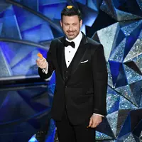 "Tahun ini, saat kamu mendengar namamu disebut, jangan langsung berdiri," ujar Jimmy Kimmel. "Beri kamu waktu satu menit," sambungnya yang disambut riuh tawa penonton. (KEVIN WINTER / GETTY IMAGES NORTH AMERICA / AFP)